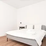 Spacious 2-bedroom In Old Town By Urban Rent Appartement *