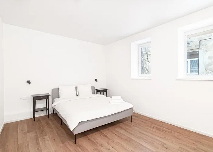 Spacious 2-bedroom In Old Town By Urban Rent *